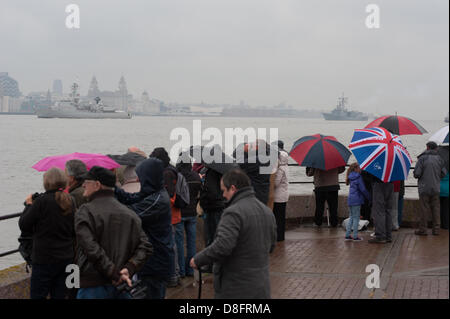 LIVERPOOL, UK, 28 mai 2013. Une flotte de navires de la Marine royale quittent Liverpool après avoir passé le week-end férié dans le cadre du 70e anniversaire de la bataille de l'Atlantique. Crédit : Peter Carr / Alamy Live News Banque D'Images