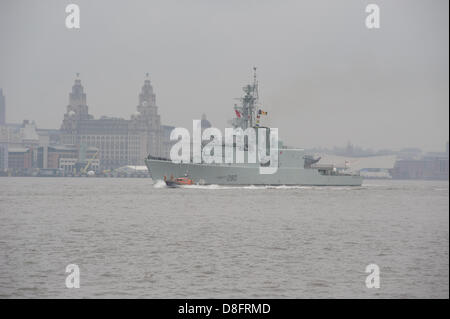 LIVERPOOL, UK, 28 mai 2013. Une flotte de navires de la Marine royale quittent Liverpool après avoir passé le week-end férié dans le cadre du 70e anniversaire de la bataille de l'Atlantique. Crédit : Peter Carr / Alamy Live News Banque D'Images