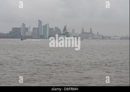 LIVERPOOL, UK, 28 mai 2013. Une flotte de navires de la Marine royale quittent Liverpool après avoir passé le week-end férié dans le cadre du 70e anniversaire de la bataille de l'Atlantique. Crédit : Peter Carr / Alamy Live News Banque D'Images