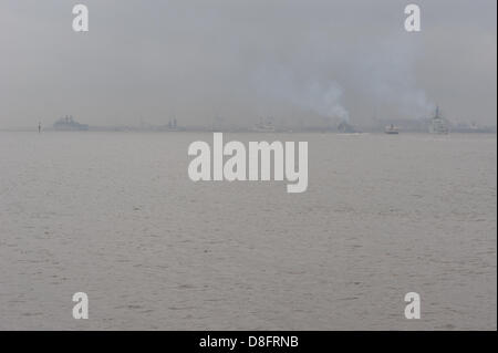 LIVERPOOL, UK, 28 mai 2013. Une flotte de navires de la Marine royale quittent Liverpool après avoir passé le week-end férié dans le cadre du 70e anniversaire de la bataille de l'Atlantique. Crédit : Peter Carr / Alamy Live News Banque D'Images