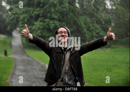 Londres, Royaume-Uni. 28 mai 2013. De fortes précipitations à Londres. Alex Mullane, 26, de Northolt, jouit de la pluie dans un désert d'Hyde Park. Credit : Polly Thomas / Alamy Live News Banque D'Images