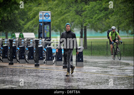 Londres, Royaume-Uni. 28 mai 2013. De fortes précipitations à Londres. Un homme traverse la rue par Hyde Park, affectée par la météo. Credit : Polly Thomas / Alamy Live News Banque D'Images