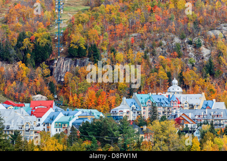 Mont Tremblant Village en automne, Laurentides, Québec, Canada Banque D'Images