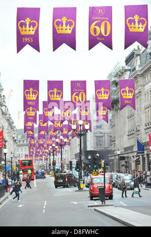 Regent Street, Londres, Royaume-Uni. 28 mai 2013. La vue de dessus de la rue Regent à la nouvelle les drapeaux sur afficher pour célébrer le couronnement de la reine Elizabeth il y a 60 ans. Regent Street a 189 violet et or drapeaux en célébration du 60ème anniversaire du couronnement de la reine Elizabeth II. Crédit : Matthieu Chattle / Alamy Live News Banque D'Images