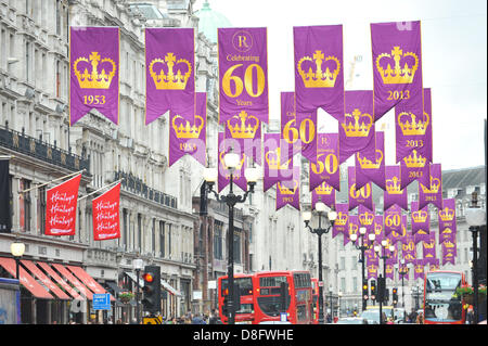 Regent Street, Londres, Royaume-Uni. 28 mai 2013. La vue de dessus de la rue Regent à la nouvelle les drapeaux sur afficher pour célébrer le couronnement de la reine Elizabeth il y a 60 ans. Regent Street a 189 violet et or drapeaux en célébration du 60ème anniversaire du couronnement de la reine Elizabeth II. Crédit : Matthieu Chattle / Alamy Live News Banque D'Images
