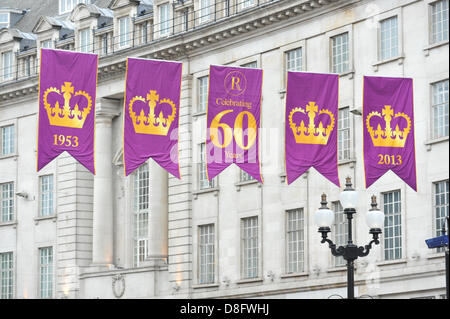 Regent Street, Londres, Royaume-Uni. 28 mai 2013. La vue du côté de Regent Street avec les nouveaux indicateurs sur l'affichage pour célébrer le couronnement de la reine Elizabeth il y a 60 ans. Regent Street a 189 violet et or drapeaux en célébration du 60ème anniversaire du couronnement de la reine Elizabeth II. Crédit : Matthieu Chattle / Alamy Live News Banque D'Images
