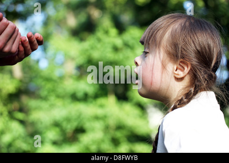 Portrait de belle jeune fille dans le parc Banque D'Images