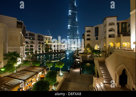 Vue sur Burj Khalifa Burj Khalifa et lac à partir de l'hôtel Palace de nuit, le centre-ville de Dubaï, AUX ÉMIRATS ARABES UNIS Banque D'Images