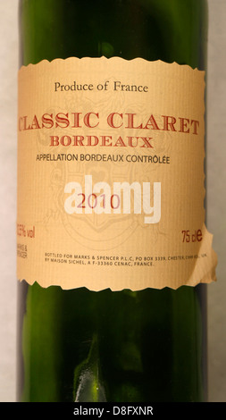 Claret classique Bordeaux 2010 étiquette de vin sur la bouteille.  131838 Bouteille de vin Banque D'Images