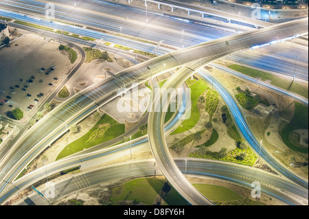 La plus proche intersection sur Sheikh Zayed Road à Marina la nuit, d'un grand angle shot, nouveau DUBAÏ, ÉMIRATS ARABES UNIS Banque D'Images