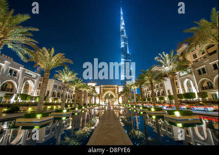 Le Palace Hotel Burj Khalifa et la nuit, le centre-ville de Dubaï, AUX ÉMIRATS ARABES UNIS Banque D'Images