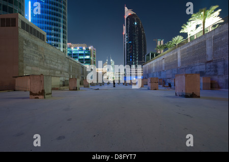 Les chantiers de construction de gratte-ciel dans le centre-ville de Dubai vers Damas Towers Dubai International Financial Centre (DIFC) ÉMIRATS ARABES UNIS Dubaï de nuit Banque D'Images