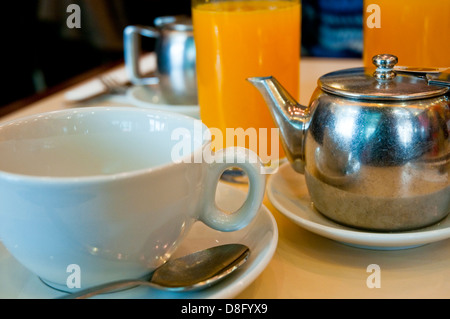 Thé et jus d'orange. La vie encore. Banque D'Images