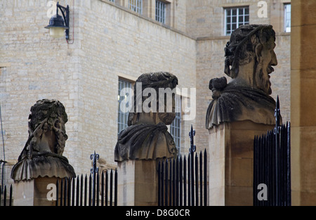 Bustes de philosophes classiques, Emperor Heads, au Sheldonian Theatre, Oxford à Oxford, Oxfordshire, Royaume-Uni, en mai Banque D'Images
