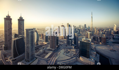 Les chantiers de construction de gratte-ciel dans la baie d'affaires de Burj Khalifa Tower Churchill toit sunset Downtown Dubai UAE Banque D'Images