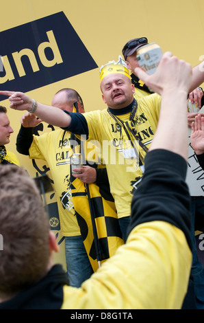 Borussia Dortmund football club fans partisans, Trafalgar Square, Londres, Angleterre Banque D'Images