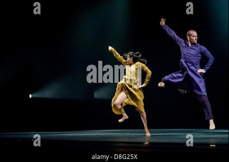 Londres, Royaume-Uni. 28 mai 2013. Les interprètes dansent une section de l'Akram Khan Company's nouveau productionnn appelé iTMOi (dans l'esprit d'Igor) qui s'exécute au Sadler's Wells Theatre à partir du 28 mai - 1 juin. La production a été spécialement commandée pour célébrer le centenaire d'Igor Stravinky's le droit de printemps qui tombe le 29 mai 2013. Ces fonctionnalités le fulll cast de danseurs effectuant une scène appelée cérémonie accompagnée par la musique de Nitin Sawhney. Credit : Carole Edrich / Alamy Live News Banque D'Images