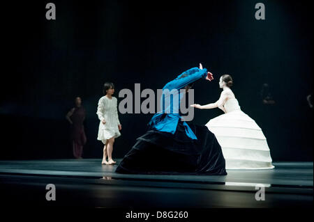 Londres, Royaume-Uni. 28 mai 2013. Les interprètes dansent une section de l'Akram Khan Company's nouveau productionnn appelé iTMOi (dans l'esprit d'Igor) qui s'exécute au Sadler's Wells Theatre à partir du 28 mai - 1 juin. La production a été spécialement commandée pour célébrer le centenaire d'Igor Stravinky's le droit de printemps qui tombe le 29 mai 2013. Ces fonctionnalités le fulll cast de danseurs effectuant une scène appelée cérémonie accompagnée par la musique de Nitin Sawhney. Credit : Carole Edrich / Alamy Live News Banque D'Images