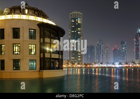 Palace Hotel dans le lac de Burj Khalifa, Dubai, Emirats Arabes Unis Banque D'Images