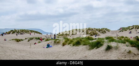 Les gens profiter du beau temps au bord de Barmouth Banque D'Images