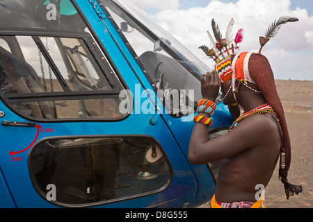 L'homme à la recherche d'hélicoptères par Rendille avant la fenêtre.Kenya Banque D'Images