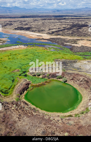 Le lac du cratère adjacent à la Rivière Suguta. La grande vallée du Rift. Kenya Banque D'Images