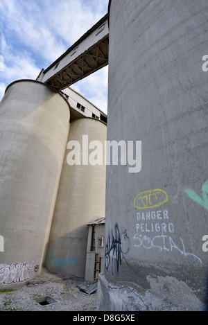 Ruines d'une usine de ciment dans la chaux, de l'Oregon. Banque D'Images