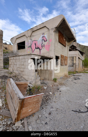 Ruines d'une usine de ciment dans la chaux, de l'Oregon. Banque D'Images
