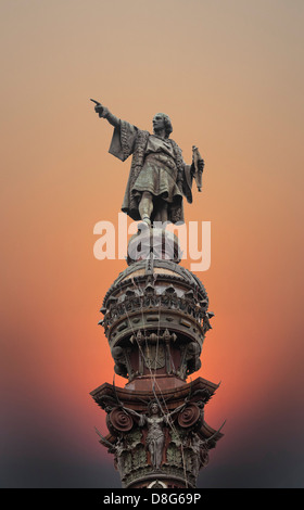 Le monument de Christophe Colomb à l'extrémité inférieure de La Rambla, Barcelone, Catalogne, Espagne, Christophe Colomb se dresse au sommet d'pointing Banque D'Images