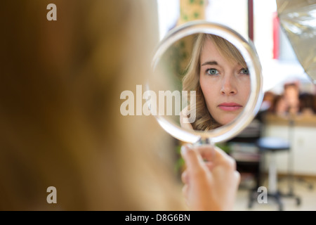 Client à la recherche de sa nouvelle coupe ar dans mirror Banque D'Images