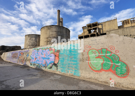Ruines d'une usine de ciment dans la chaux, de l'Oregon. Banque D'Images