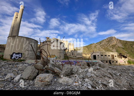 Ruines d'une usine de ciment dans la chaux, de l'Oregon. Banque D'Images
