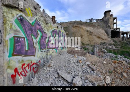 Ruines d'une usine de ciment dans la chaux, de l'Oregon. Banque D'Images