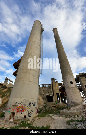 Ruines d'une usine de ciment dans la chaux, de l'Oregon. Banque D'Images