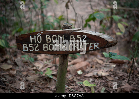 B52 cratère de bombe signer au Tunnel de Cu Chi zone touristique complexe, Ho Chi Minh, Saigon, Vietnam, Asie du Sud Est. Banque D'Images