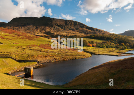 Vue aérienne de Dove Réservoir en pierre dans la région de Peak District nord-ouest de l'Angleterre. Banque D'Images