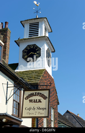 La tour de l'horloge de l'ancien marché couvert, High Street, Worthing, West Sussex, UK Banque D'Images