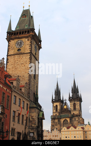 Scenic urbain de Prague avec tour du vieil hôtel de ville et église Notre Dame de Tyn devant Banque D'Images