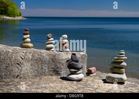 Rock balancing sculptures sur côte rocheuse du lac Ontario, Toronto Banque D'Images