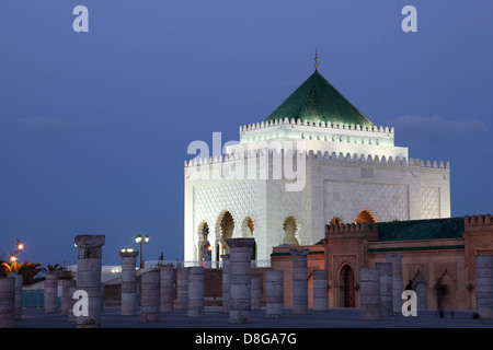 Mausolée de Mohammed V allumé au crépuscule, Rabat Maroc Banque D'Images