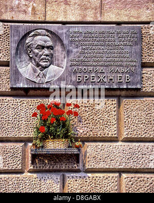 Le 1 mai, 1987 - Moscou, RU - une plaque commémorative, et une étagère avec des fleurs, honorant le leader soviétique Leonid Brejnev, sur le mur d'un immeuble à Moscou majestueux Kutuzovsky Prospekt 26, Moscou, où il a passé les 30 dernières années de sa vie. Les appels de la plaque d'un Brejnev distingue la figure du parti communiste soviétique, le gouvernement soviétique et le monde socialiste et ouvrière mouvements. Elle a été supprimée le Kremlin arrêtés la nuit du 30 décembre, 1988 dans un coup à son héritage qu'il a été tenu responsable pour une période de stagnation et de la corruption au cours de son règne. Dernier signe de nostalgie Banque D'Images