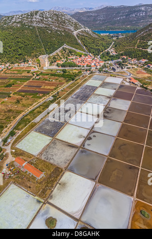 Photo aérienne hélicoptère ville médiévale de Ston, célèbre deuxième plus grand mur de pierre et salant El-Mallahet, Peljesac. Banque D'Images