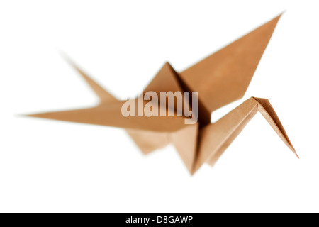 Oiseau grue Origami fabriqués à partir de papier recyclé brun. Isolé sur fond blanc Banque D'Images