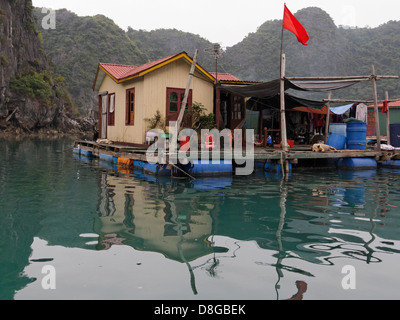 À la maison flottante de Vung Vieng village, baie de Bai Tu Long, la baie d'Ha Long, Vietnam. Banque D'Images