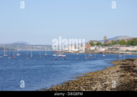 Vue du front de mer de Gourock où de petits bateaux sont amarrés au large de la côte rocheuse Banque D'Images