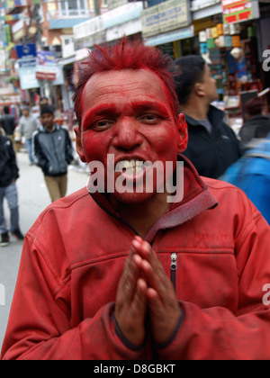 Holi au Népal. L'homme couvert de poudre Banque D'Images