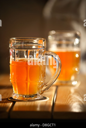Deux chopes à bière Banque D'Images