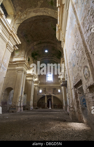 Tourné à l'intérieur d'une église en ruines Banque D'Images