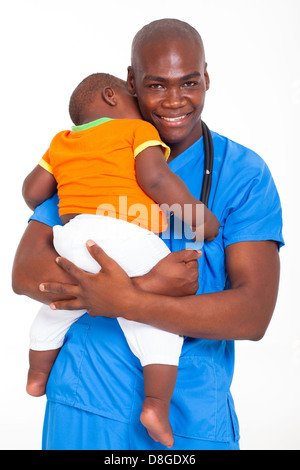 Portrait of African American male de pédiatrie médecin portant un enfant Banque D'Images