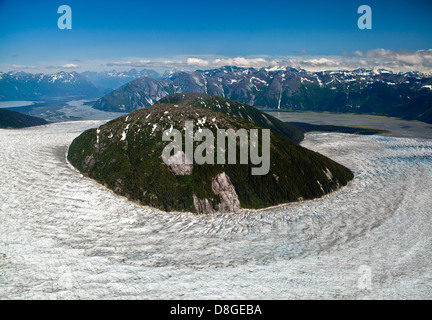 Photo d'une coupe de la nature sauvage de l'Alaska. Paysage magnifique au milieu de nulle part. Le monde de la nature à son meilleur. Banque D'Images